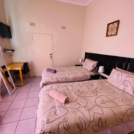 Abrama Bed And Breakfast Francistown Buitenkant foto