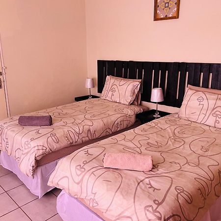 Abrama Bed And Breakfast Francistown Buitenkant foto