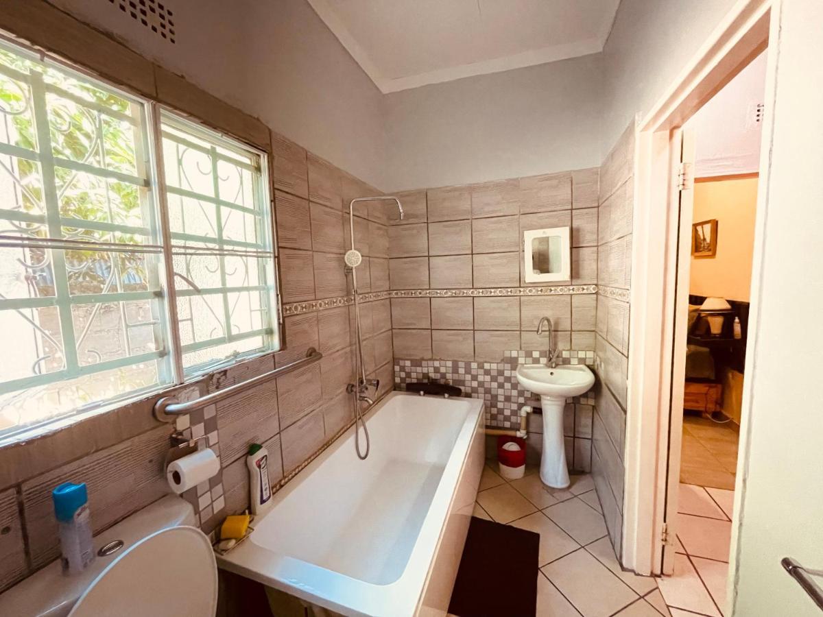 Abrama Bed And Breakfast Francistown Buitenkant foto